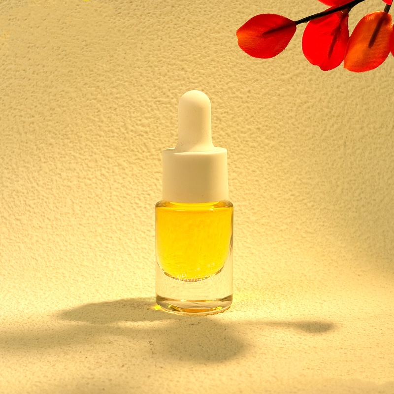 Botol minyak pati kaca kecil dengan logam atau dropper kayu